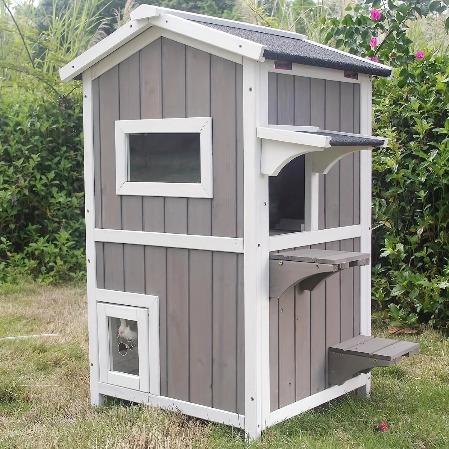 Easy-to-clean outdoor feral cat house with an openable roof, lockable door, and removable middle floor